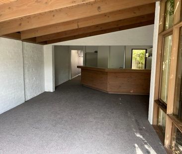 Charming and spacious - Photo 3