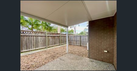 Great Three Bedroom Townhouse with Ducted Air Conditioning - Photo 4