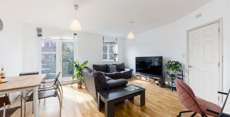 A spacious two bedroom apartment with a private balcony, ideally located just 0.3 miles from both Bethnal Green and Whitechapel stations for excellent transport links. - Photo 4