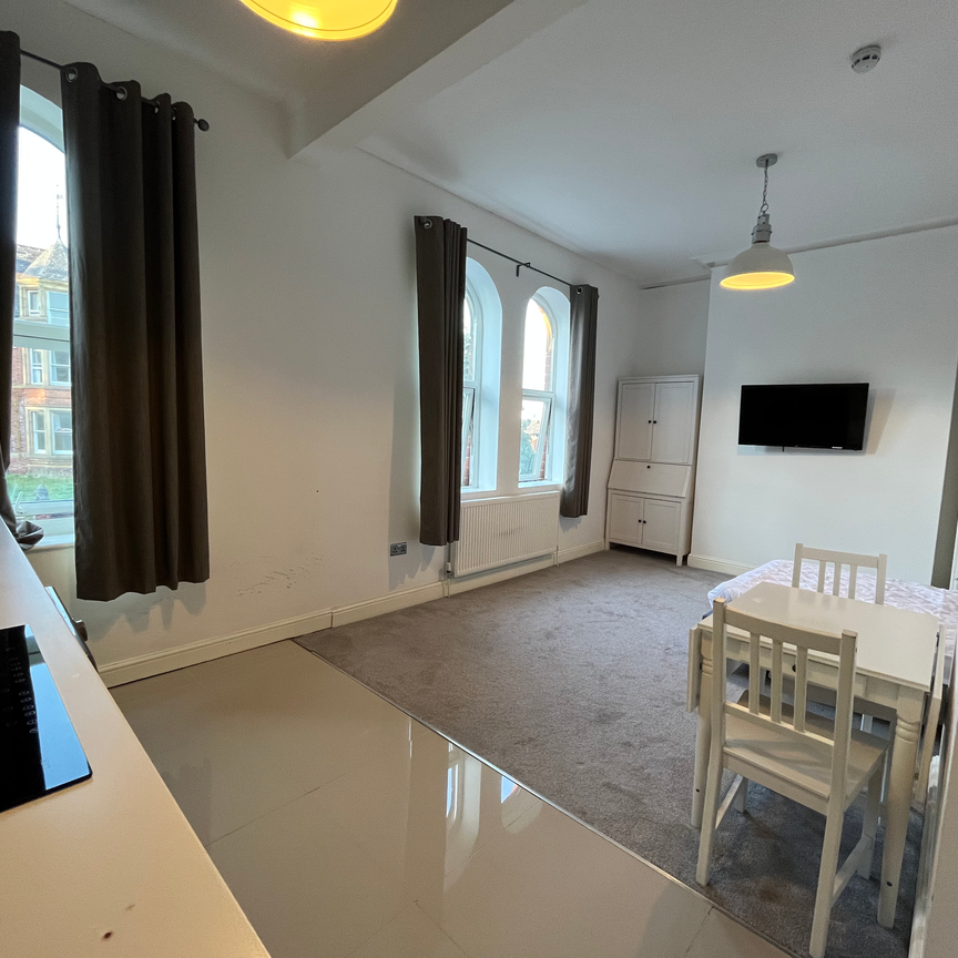 Flat 4, 53 Clarendon Road, LS2 9NZ, Leeds - Photo 1