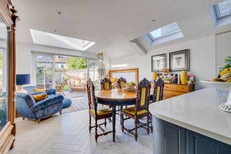 A wonderfully presented four bedroom house in the heart of Barnes. Available end Nov on an unfurnished basis. - Photo 4