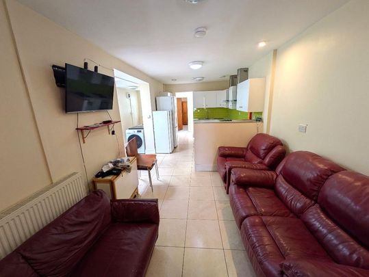 6 bedroom terraced house to rent - Photo 1