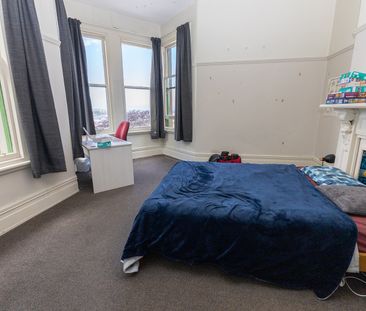 Large, Centrally Located Flat with Stunning Views - Photo 2