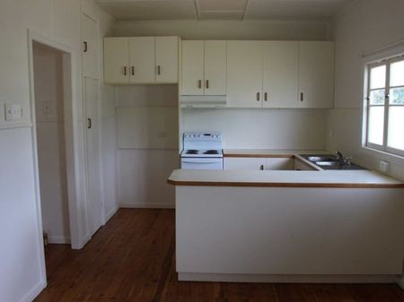 CHARMING 3-BEDROOM PROPERTY - Photo 2