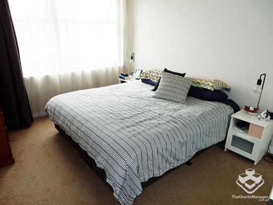 Large & Modern Love Street Apartment - Photo 1