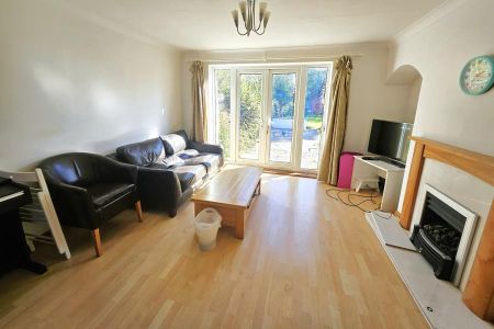 3 bedroom semi-detached house to rent - Photo 2