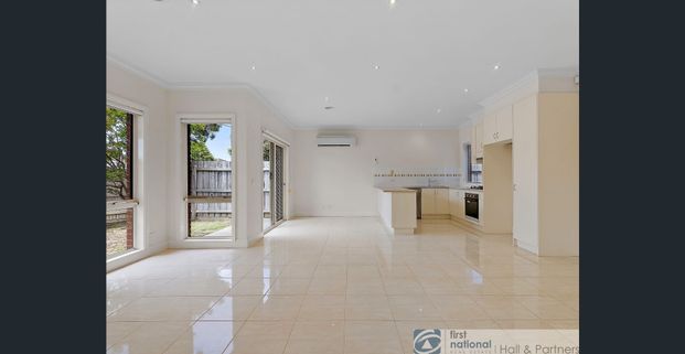 WOW FACTOR, GARDEN MAINTENANCE INCLUDED…. - Photo 1