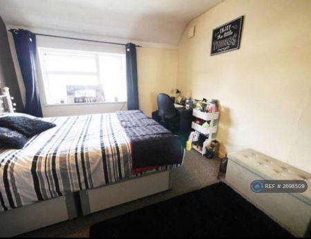 3 bedroom semi-detached house to rent - Photo 3