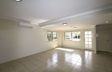 :: MODERN THREE BEDROOM TOWNHOUSE PLUS A POOL! - Photo 5