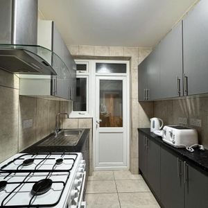 1 bedroom in a house share to rent - Photo 3