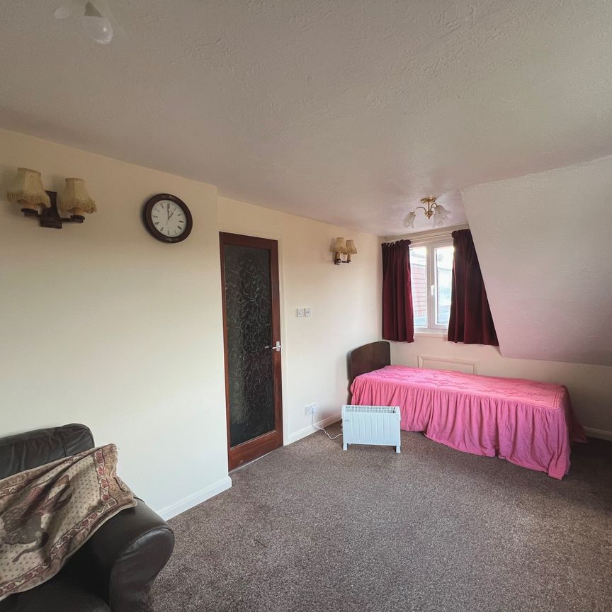 Park Mead, Taunton, Monkton Heathfield - Photo 1