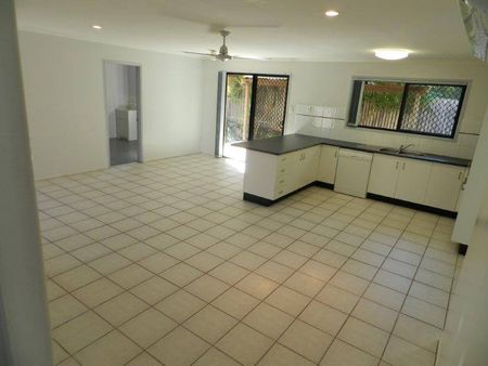 3 BEDROOM DUPLEX, AIR CON IN MASTER BEDROOM AND LOUNGE, PETS ON APP - Photo 4