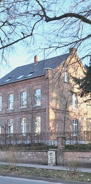 Großzügige Dachgeschosswohnung mit Balkon in saniertem Altbau in Citylage! - Photo 1