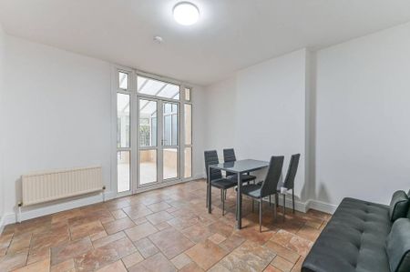 5 bedroom detached house to rent - Photo 2