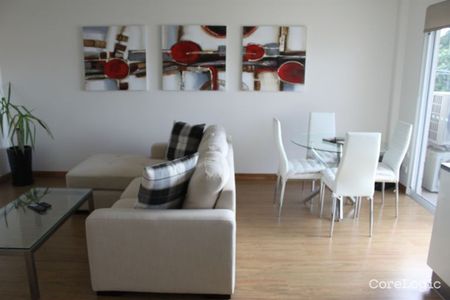 Fully Furnished Top-Floor Apartment in Prime Location - Photo 4