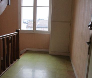 VOUZIERS, un appartement de type F4 avec grenier, cave, courette. - Photo 2