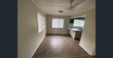 3 Bedroom Neat & Tidy Home ! - Photo 2