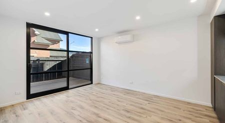 Brand New 1-Bedroom Apartment – Inner-City Living at Its Finest - Photo 2