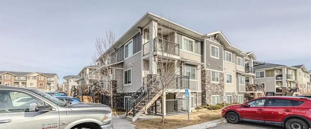 2bdr 1 bath Apartment 2 Minute Walk from Year Round fun at Chestermere Lake — 2 Bedrooms Townhouse - Photo 1