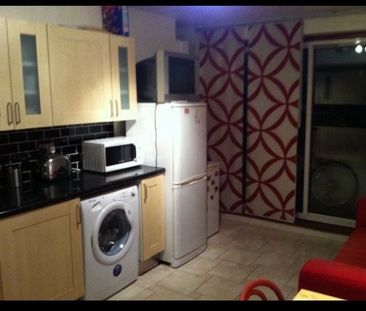 Room in a Shared Flat, Busby House, SW16 - Photo 4