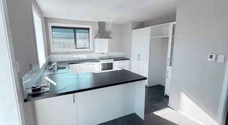 Sunny Spacious Living - Photo 5