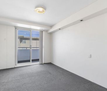 Modern 2 Bedroom Apartment - Photo 6