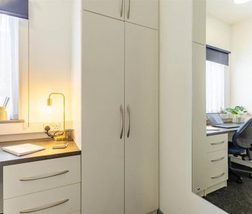 1 bedroom in a flat share to rent - Photo 3