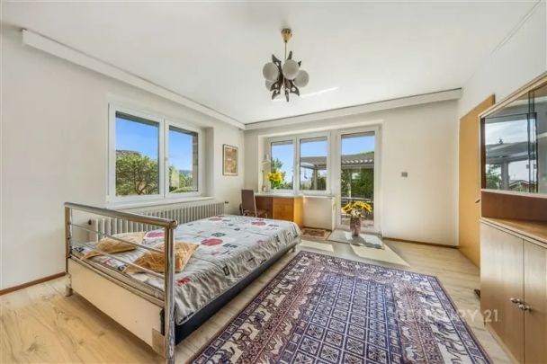 Nabídka pronájmu prostorného bytu 4+1 s terasou a zahradou, Pod urnovým hájem 45, Praha-Zbraslav, ideální pro rodiny, výhled na panorama - Photo 1