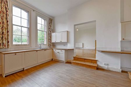 A spacious three bedroom apartment - Photo 5