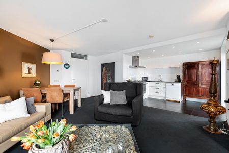 Elegant Waterfront Apartment with Scenic Views - Photo 2
