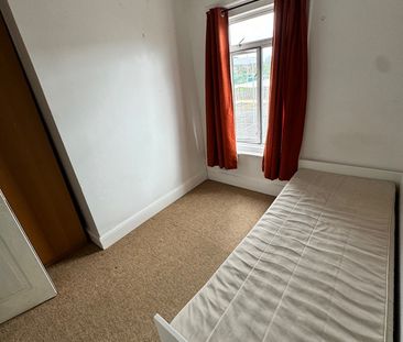 Room in a Shared House, Malmesbury Place, SO15 - Photo 1