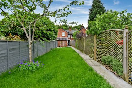 An immaculate two bedroom cottage with driveway parking - Photo 2