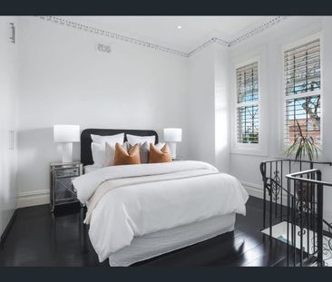 Grand Victorian Free Standing 4 Bedroom House - Centrally Located - Photo 3