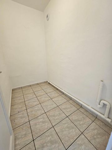 Location Appartement 4 pièces 103m² ST CHAMOND 42400 - Photo 2