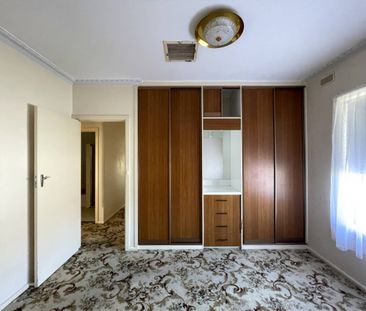 Roomy brick veneer - Photo 1