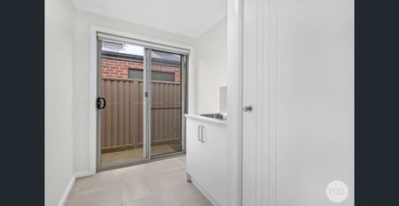 LARGE 4 BEDROOM HOME WITH 2 LIVING AREAS IN PRIME ALFREDTON LOCATION - Photo 2