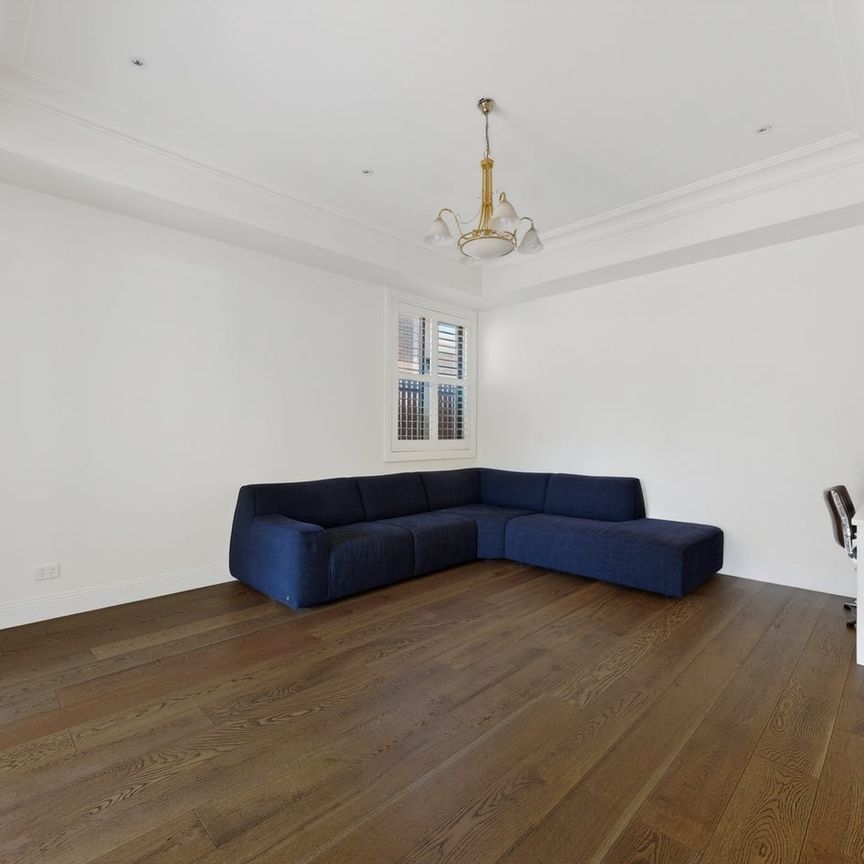 Prestigious Family Residence with Exceptional Space & Luxury Finishes - Photo 1