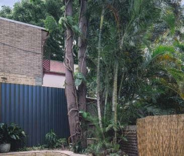 This beautifully renovated tri-level Victorian terrace home, has a ... - Photo 3