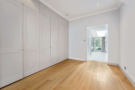 Generously proportioned house with enviable entertaining space moments from Clapham Common - Photo 4