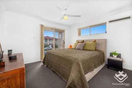 Renovated, Stand-alone townhouse - Photo 3