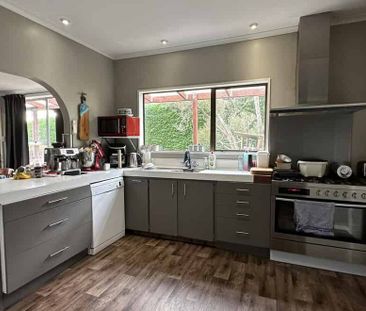 A spacious Brighton home! - Photo 1