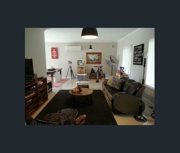 Great family home with large garage/workshop and electronic gates - Photo 1