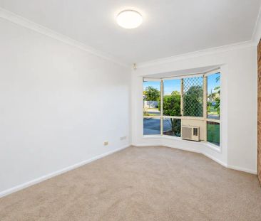 SPACIOUS & FRESHLY UPDATED HOME IN SOUGHT AFTER NORTH RISE ESTATE - Photo 1