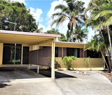 Large fully fenced yard close to schools and shops - Photo 2
