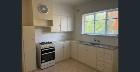 Secure 2 bedroom unit - Photo 3