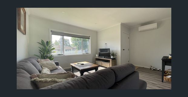 Beautifull Fully Furnished 2 Bedroom Unit with Gardener Included! - Photo 1