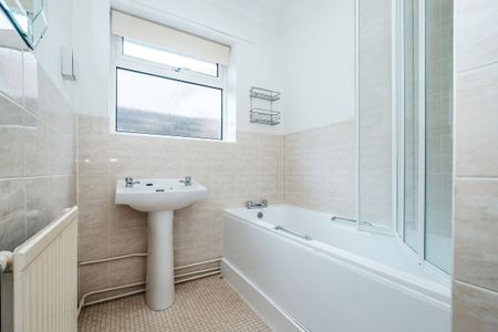 3 bedroom bungalow to rent Seafield Avenue, Goring-by-Sea, Worthing, BN12 - Photo 3