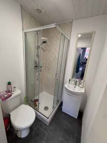 70 Flat 1 Headingley Avenue, Leeds, LS6 3ER - Photo 5