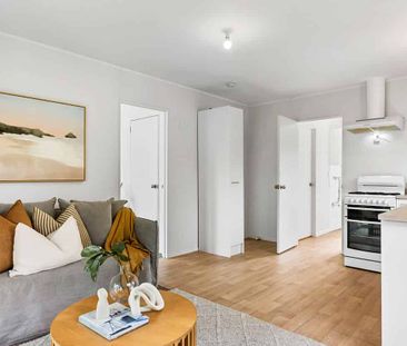 Birkdale 2-Bedroom Home – Relaxing Deck & Backyard - Photo 5