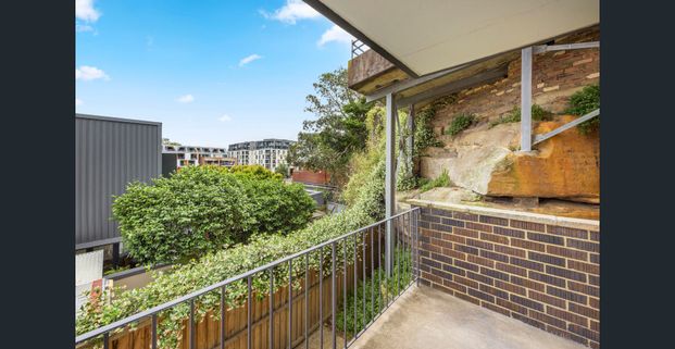 Sunny One Bedroom Apartment - Photo 1